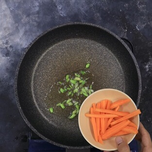 Tàu hủ ky xào nấm rơm