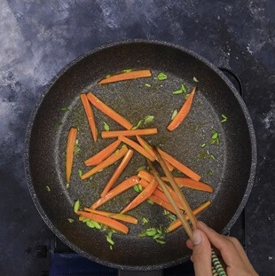 Tàu hủ ky xào nấm rơm Tàu hủ ky xào nấm rơm