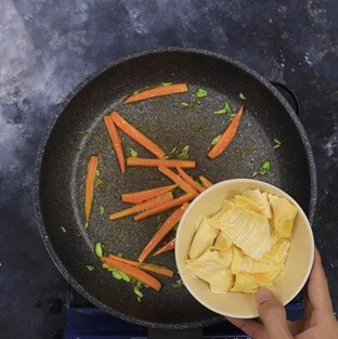 Tàu hủ ky xào nấm rơm