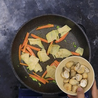 Tàu hủ ky xào nấm rơm