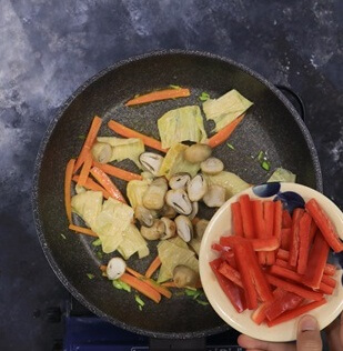 Tàu hủ ky xào nấm rơm Tàu hủ ky xào nấm rơm