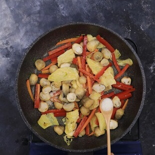 tàu hủ ky xào nấm rơm bước 1