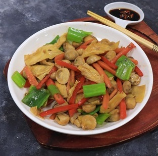 hoàn thành món tàu hủ ky xào nấm rơm