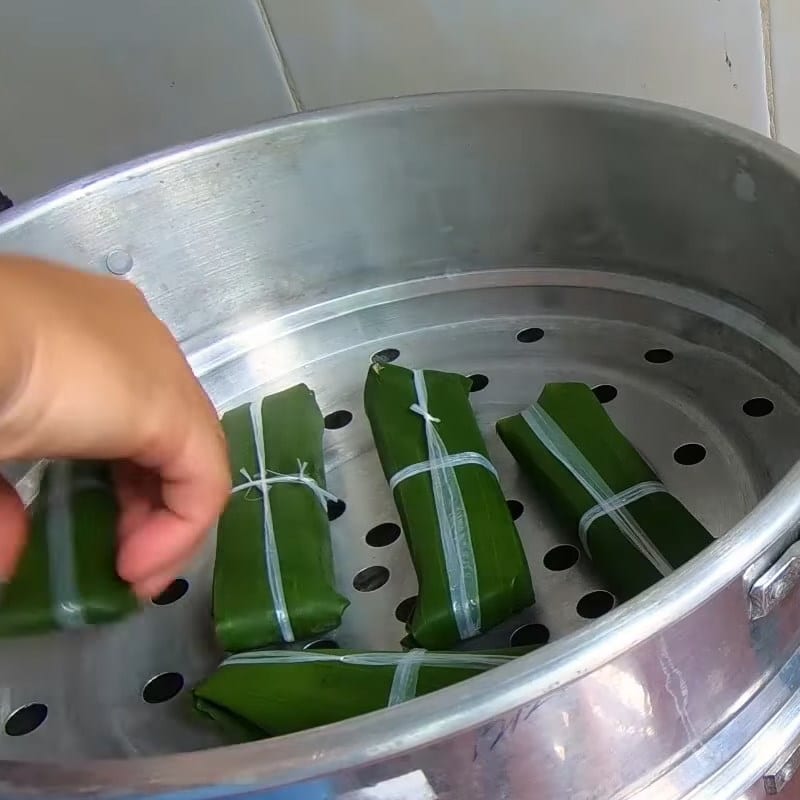 đưa chả lụa chay vào nồi hấp